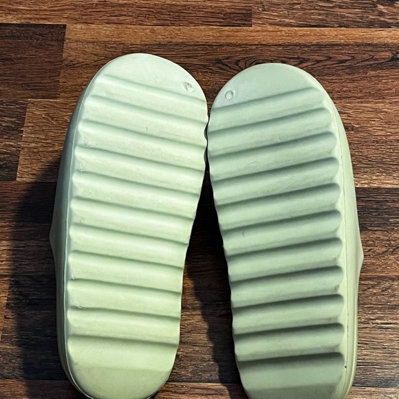 Adidas Yeezy  Slide Green Glow Men’s  size 11 US - Picture 5 of 5